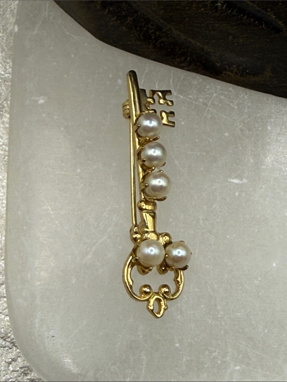 Gold-tone Pearl Key Brooch pin bat brooch lock key heart royal whimsical - Picture 4 of 9